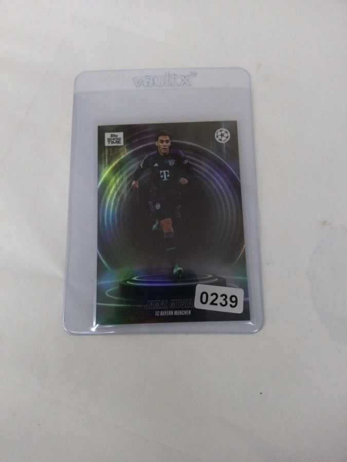 2024-25 Topps Showtime جمال موسيالا إصدار جرين الموازي /99 بايرن ميونخ