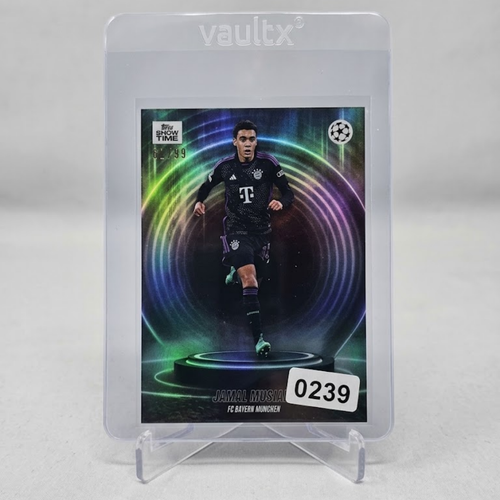 2024-25 Topps Showtime جمال موسيالا إصدار جرين الموازي /99 بايرن ميونخ